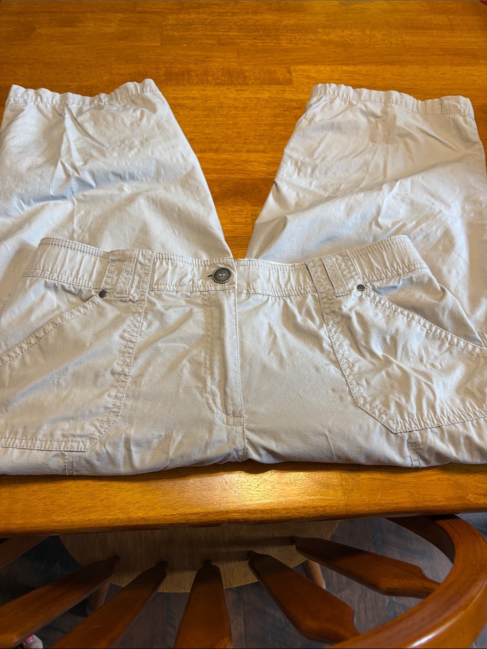 Women’s light gray capris